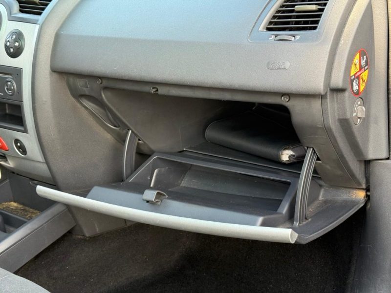 RENAULT MEGANE CC / ESSENCE / BOITE MANUELLE / 4 PLACES / REVISION ET DISTRIBUTION OK