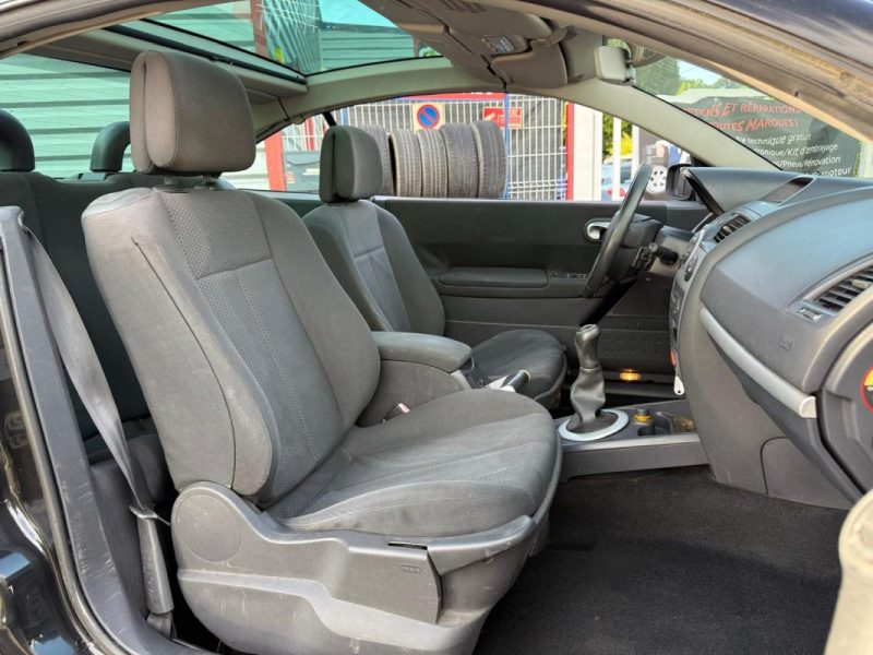 RENAULT MEGANE CC / ESSENCE / BOITE MANUELLE / 4 PLACES / REVISION ET DISTRIBUTION OK