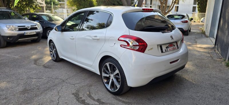 Peugeot 208 1.6 e-hdi 115 ch Féline BVM 6, *Toit panoramique*, *Clim auto*