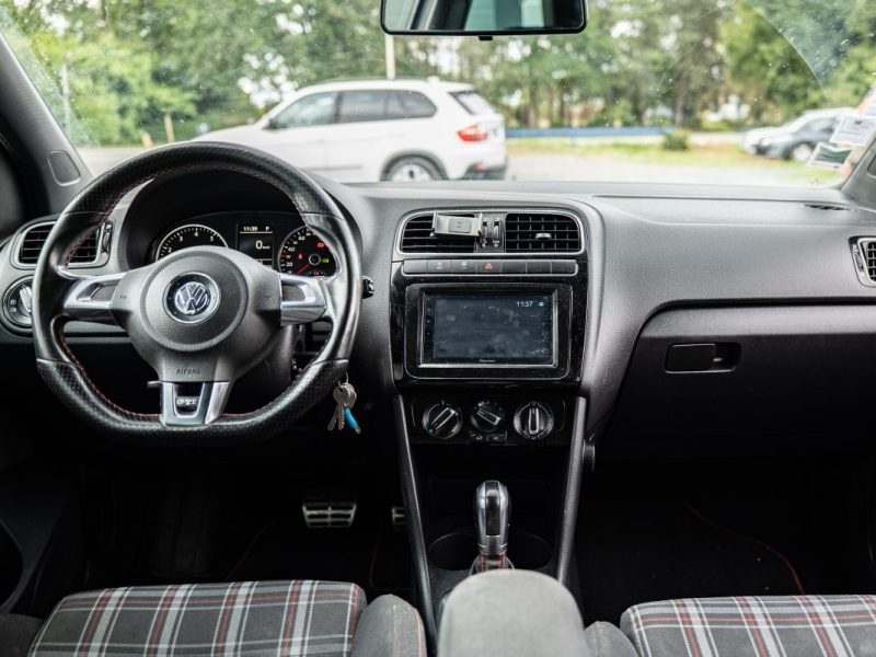 VOLKSWAGEN POLO 2011