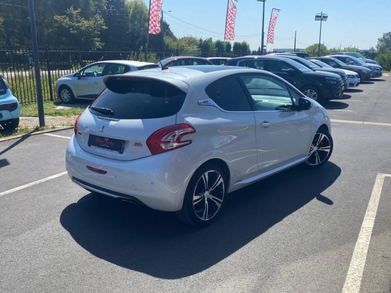 PEUGEOT 208 2015