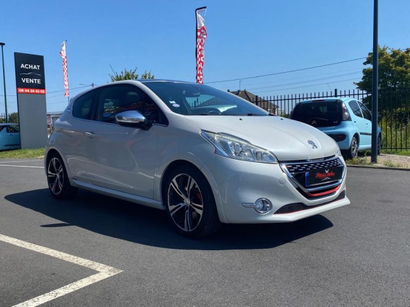 PEUGEOT 208 2015