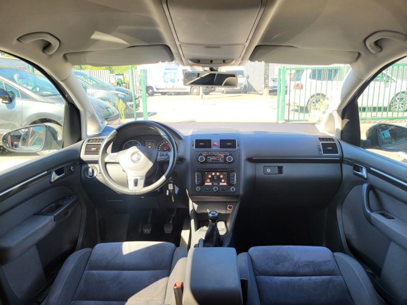 VOLKSWAGEN TOURAN 2011