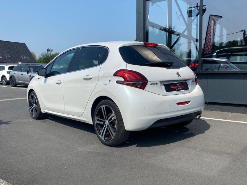 PEUGEOT 208 2015