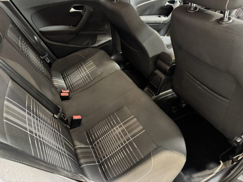 VOLKSWAGEN POLO 2015