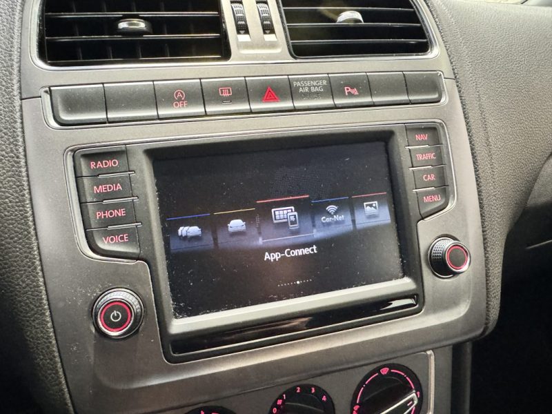 VOLKSWAGEN POLO 2015