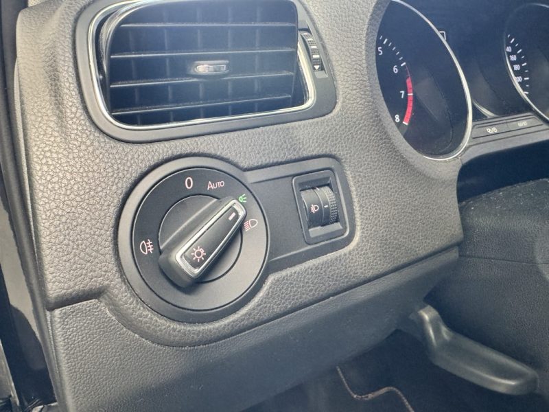 VOLKSWAGEN POLO 2015