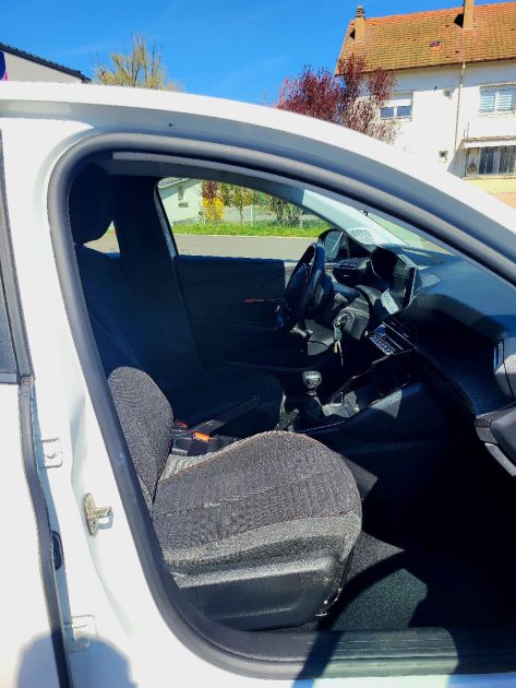 PEUGEOT 208 2021