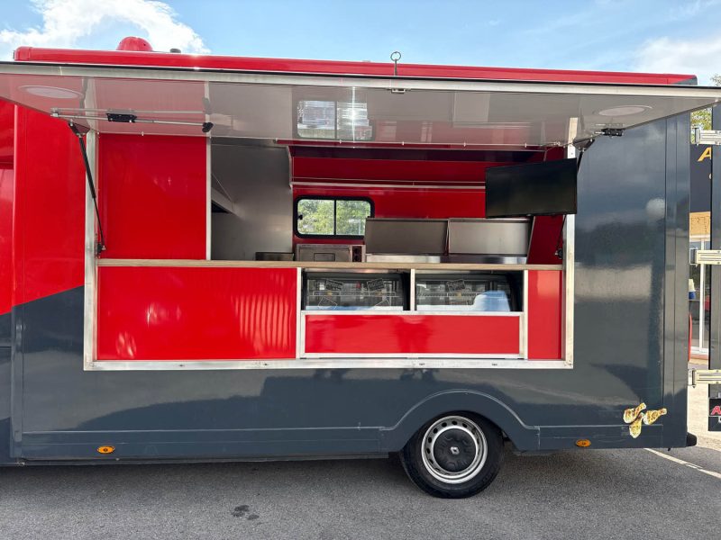 RENAULT MASTER FOOD TRUCK Equipements Neufs / Grillade Feux de bois / Pizza / Cuisine équipée / Frig