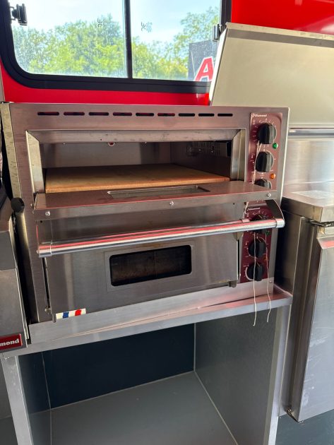 RENAULT MASTER FOOD TRUCK Equipements Neufs / Grillade Feux de bois / Pizza / Cuisine équipée / Frig