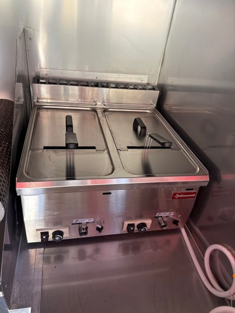 RENAULT MASTER FOOD TRUCK Equipements Neufs / Grillade Feux de bois / Pizza / Cuisine équipée / Frig