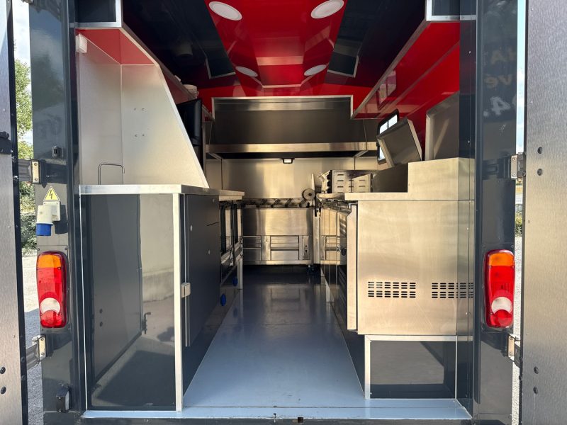 RENAULT MASTER FOOD TRUCK Equipements Neufs / Grillade Feux de bois / Pizza / Cuisine équipée / Frig