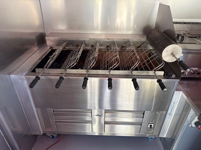 RENAULT MASTER FOOD TRUCK Equipements Neufs / Grillade Feux de bois / Pizza / Cuisine équipée / Frig