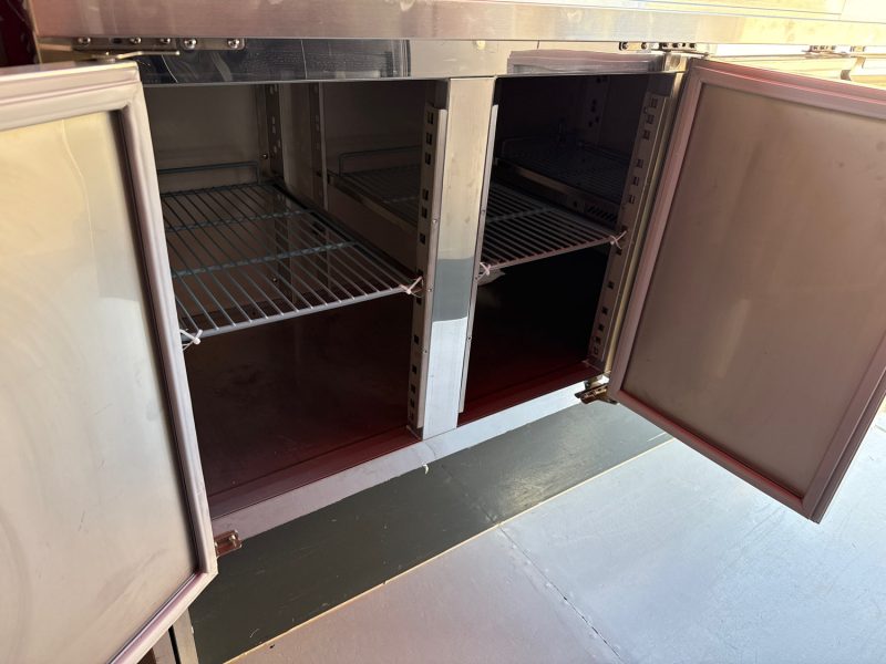 RENAULT MASTER FOOD TRUCK Equipements Neufs / Grillade Feux de bois / Pizza / Cuisine équipée / Frig