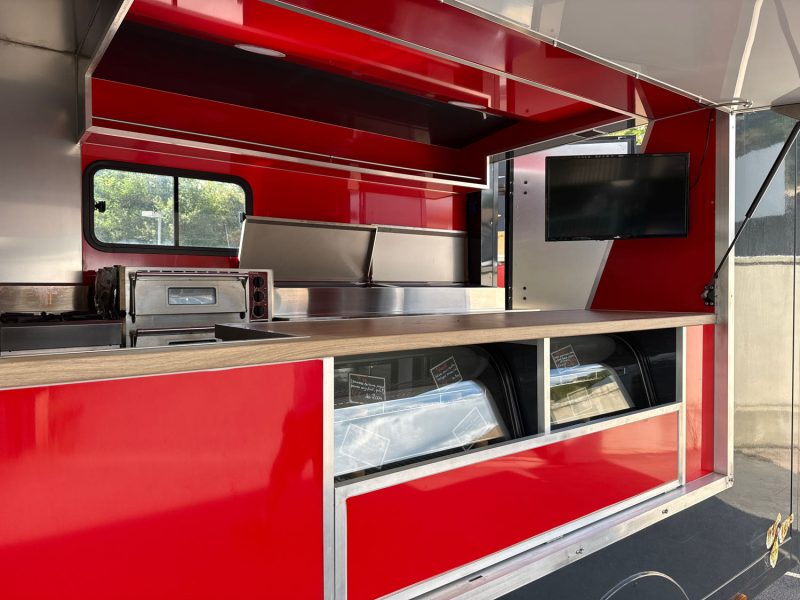 RENAULT MASTER FOOD TRUCK Equipements Neufs / Grillade Feux de bois / Pizza / Cuisine équipée / Frig