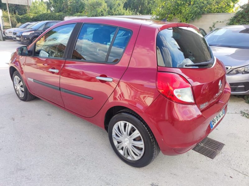 RENAULT CLIO III Dynamique TomTom Euro 5 dCi 75 eco2