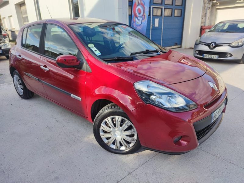RENAULT CLIO III Dynamique TomTom Euro 5 dCi 75 eco2