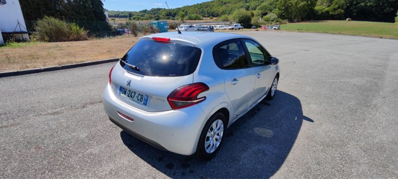 PEUGEOT 208 2015