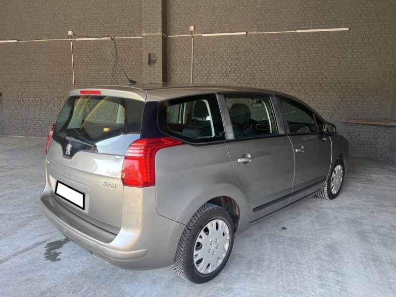 PEUGEOT 5008 2011