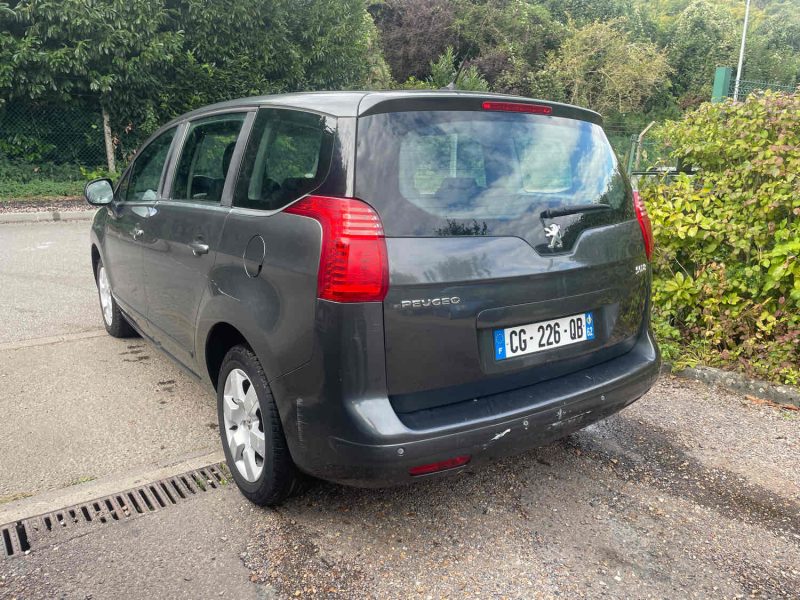 PEUGEOT 5008 1.6HDI 110CH