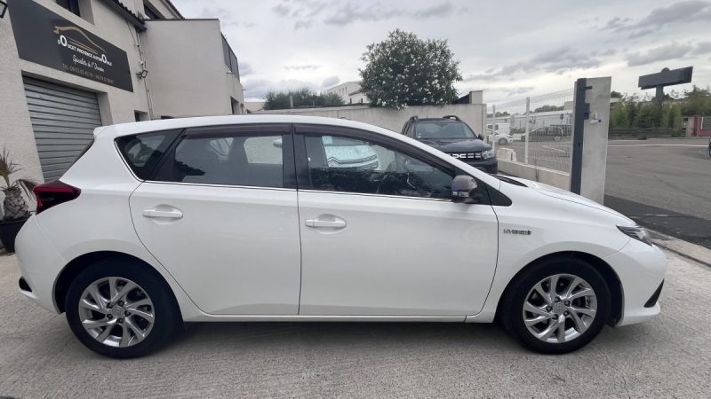 TOYOTA AURIS 2016