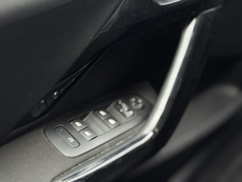 PEUGEOT 208 1.2 PureTech 82ch Signature - Entretien Complet Peugeot