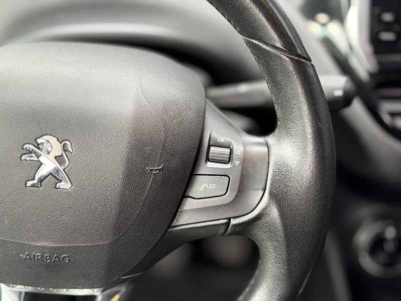 PEUGEOT 208 1.2 PureTech 82ch Signature - Entretien Complet Peugeot