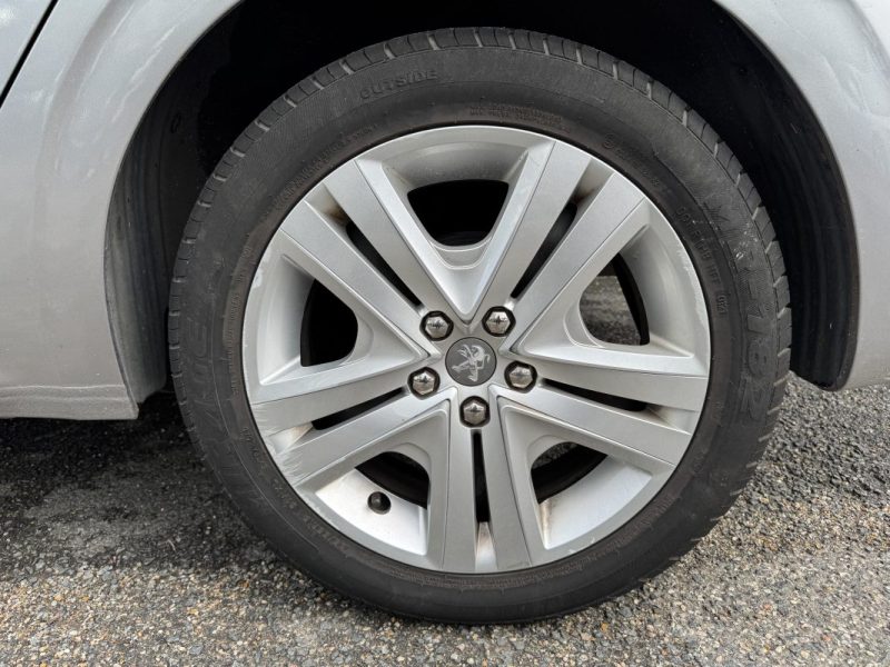 PEUGEOT 208 1.2 PureTech 82ch Signature - Entretien Complet Peugeot