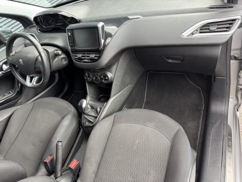 PEUGEOT 208 1.2 PureTech 82ch Signature - Entretien Complet Peugeot