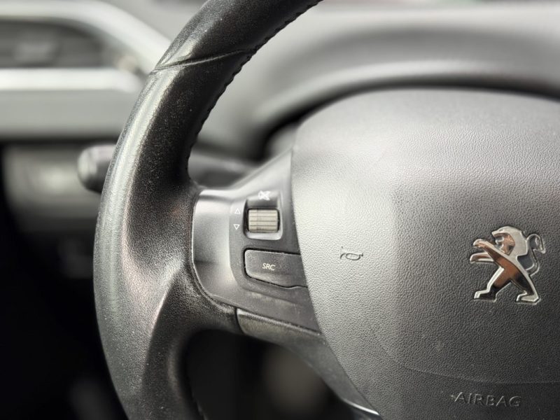 PEUGEOT 208 1.2 PureTech 82ch Signature - Entretien Complet Peugeot