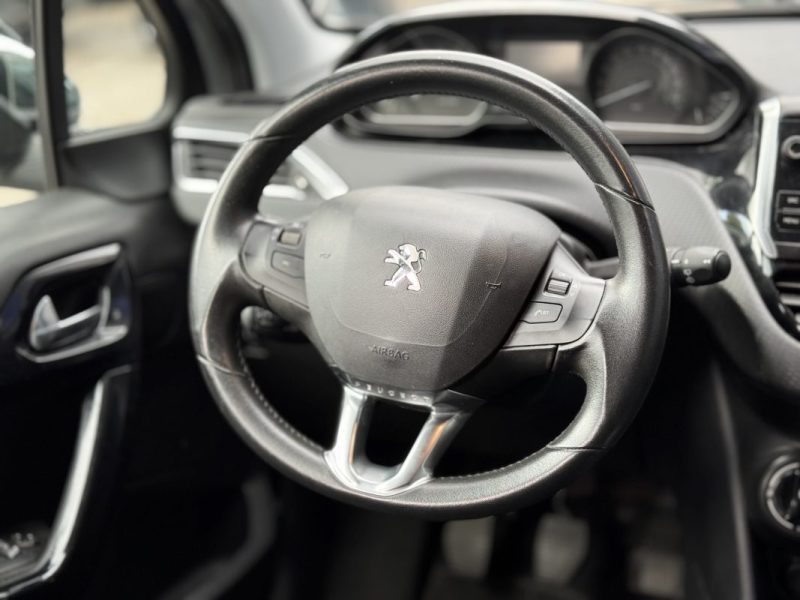 PEUGEOT 208 1.2 PureTech 82ch Signature - Entretien Complet Peugeot