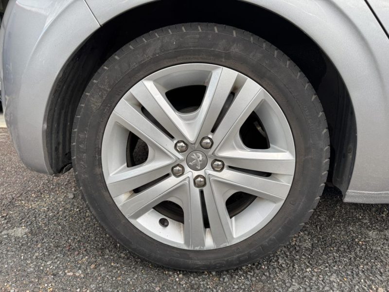 PEUGEOT 208 1.2 PureTech 82ch Signature - Entretien Complet Peugeot