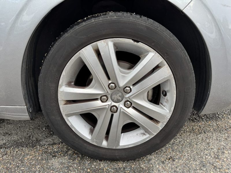 PEUGEOT 208 1.2 PureTech 82ch Signature - Entretien Complet Peugeot