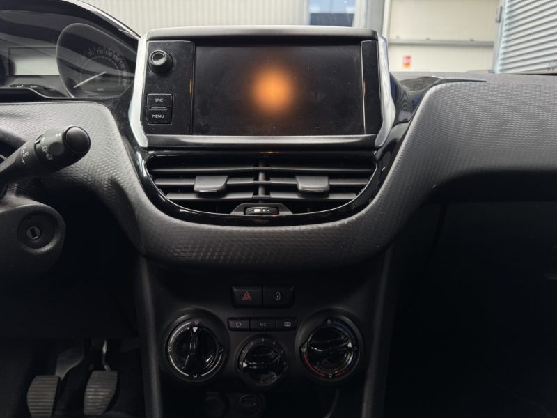 PEUGEOT 208 1.2 PureTech 82ch Signature - Entretien Complet Peugeot