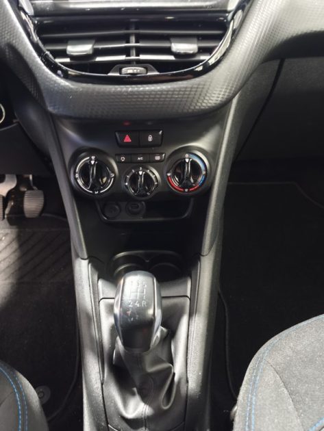 PEUGEOT PEUGEOT 208 1.2  FINITION SIGNATURE - REGULATEUR DE VITESSE - CLIMATISATION - BLUETOOTH  2019
