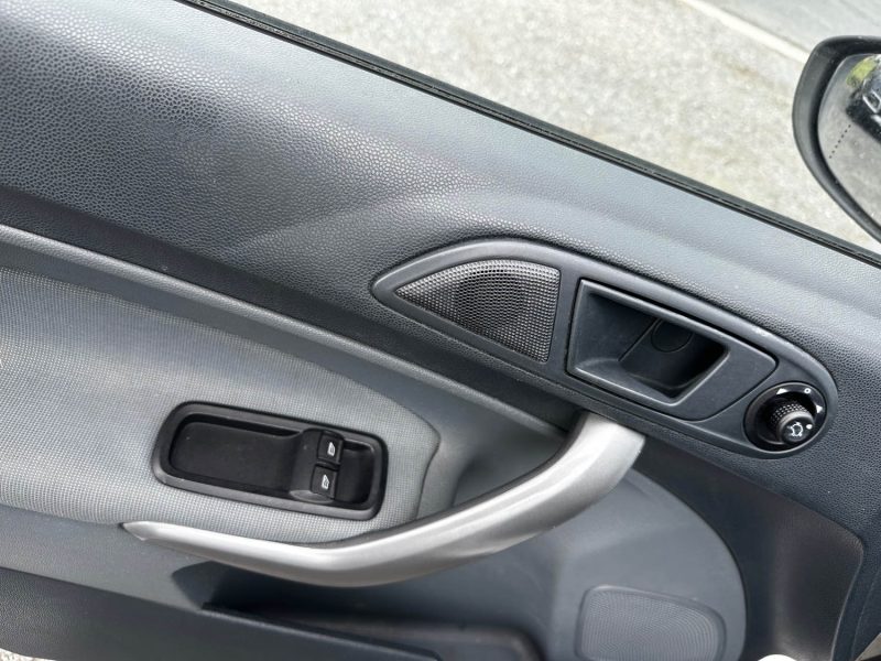 FORD FIESTA 1.2 i 60 essence CLIM 