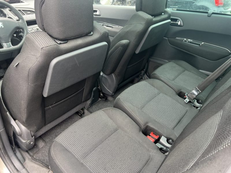 PEUGEOT 5008 - 1 2011