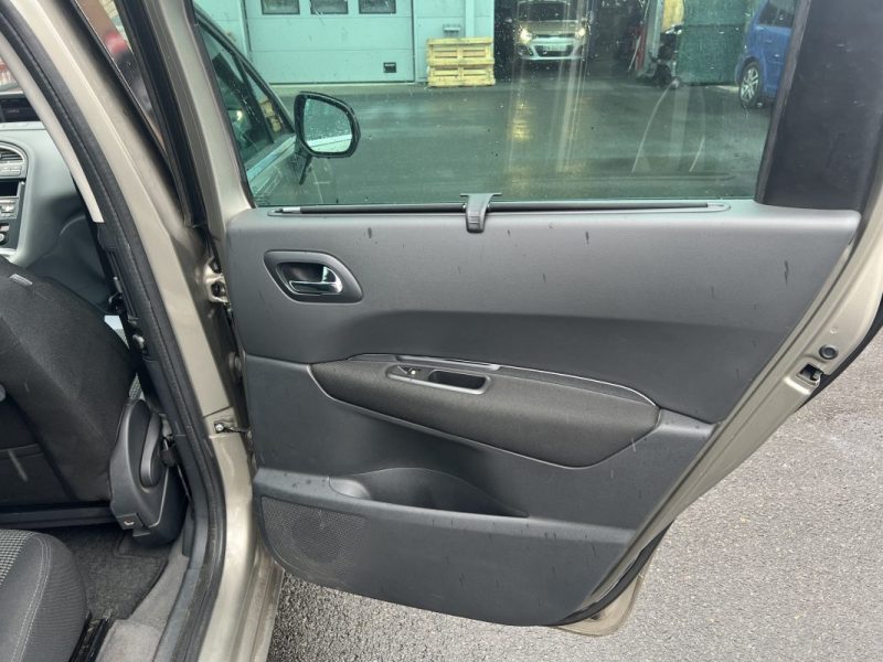 PEUGEOT 5008 - 1 2011