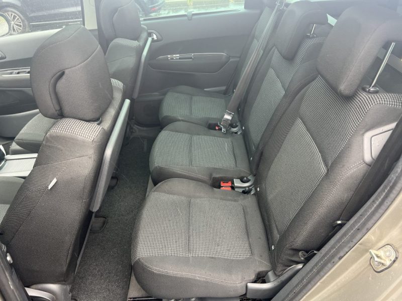 PEUGEOT 5008 - 1 2011