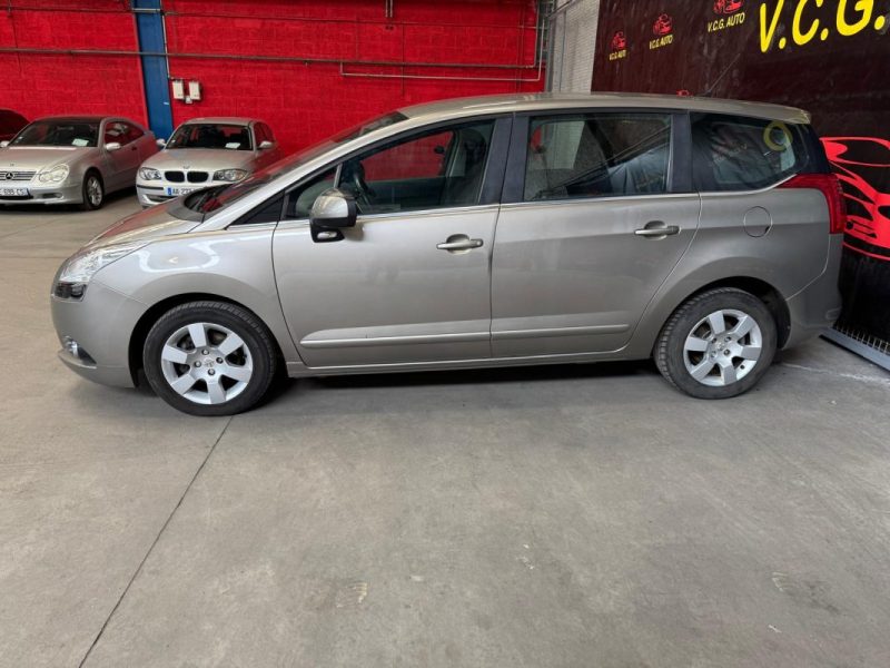 PEUGEOT 5008 1.6 HDi 112 Premium 