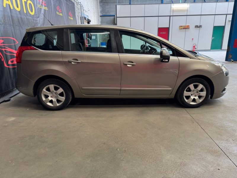 PEUGEOT 5008 1.6 HDi 112 Premium 