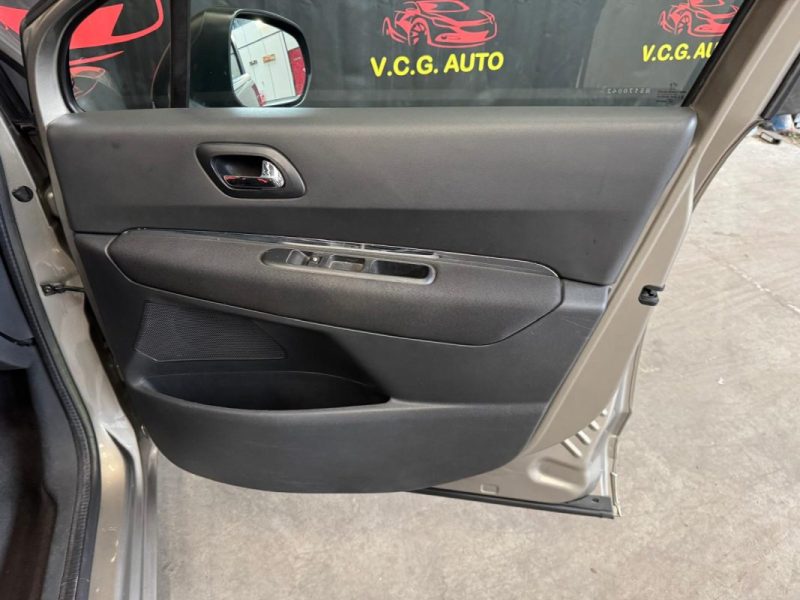 PEUGEOT 5008 1.6 HDi 112 Premium 