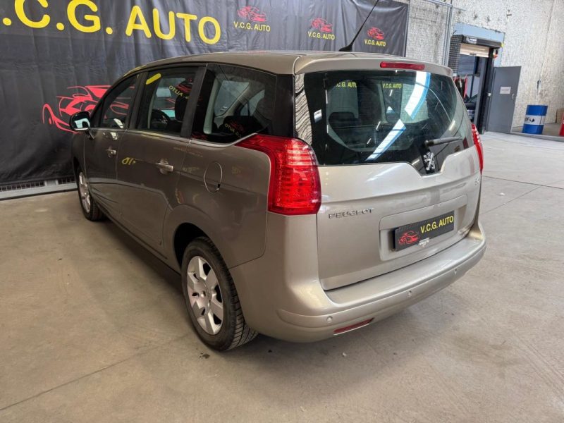 PEUGEOT 5008 1.6 HDi 112 Premium 