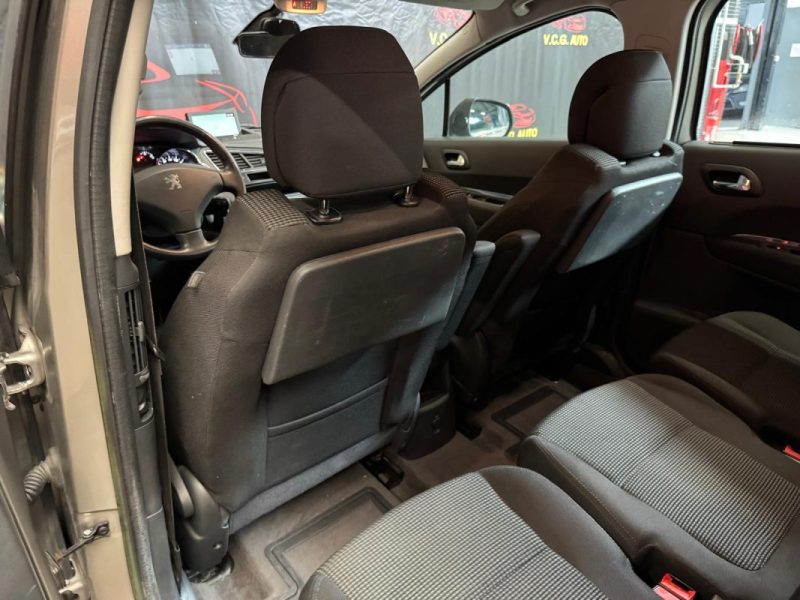 PEUGEOT 5008 1.6 HDi 112 Premium 