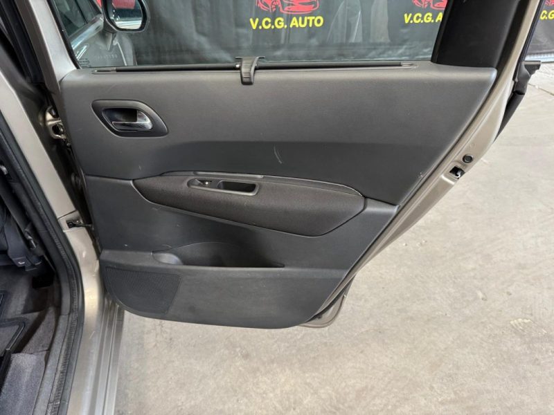 PEUGEOT 5008 1.6 HDi 112 Premium 