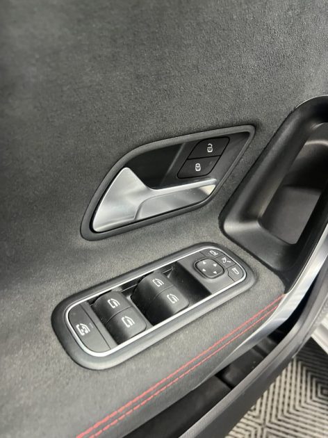 MERCEDES CLASSE A180 D AMG Line 7G-Dct - Toit ouvrant - Eclairage d\'ambiance - Carplay - GPS - 2018