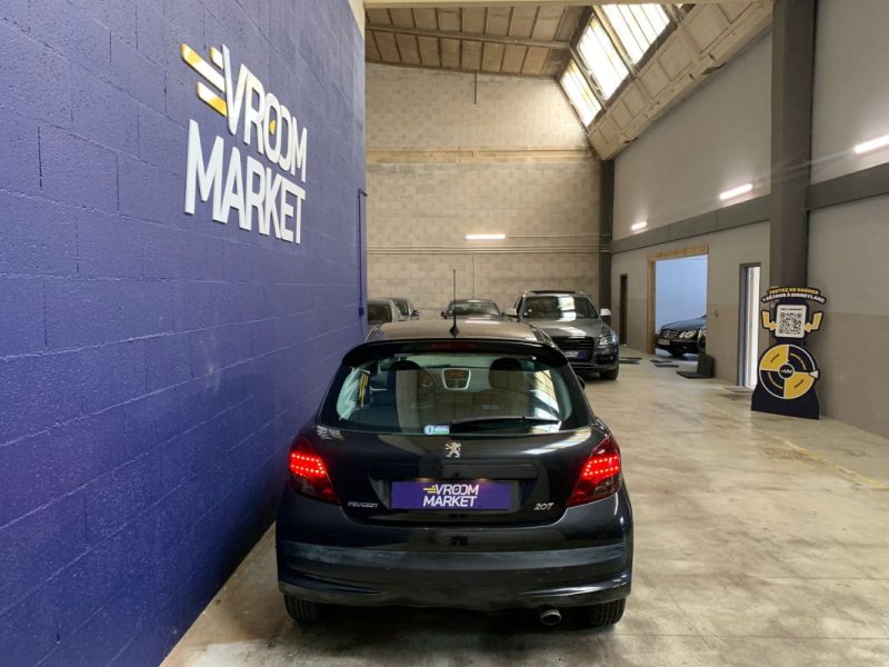 PEUGEOT 207 Noir 1.4 VTI 95ch PREMIUM-4 pneus neufs 