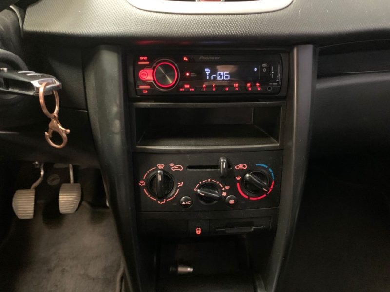 PEUGEOT 207 Noir 1.4 VTI 95ch PREMIUM-4 pneus neufs 