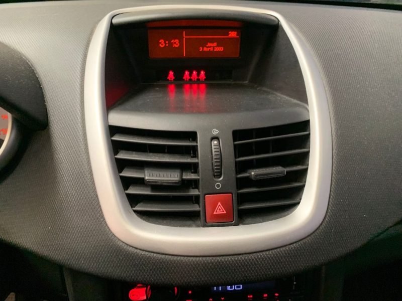 PEUGEOT 207 Noir 1.4 VTI 95ch PREMIUM-4 pneus neufs 