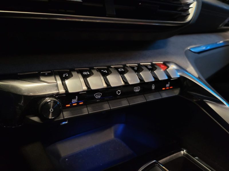 PEUGEOT 3008  GT 1.6THP 225CV HYBRIDE RECHARGABLE / MAIN  LIBRE / TOIT OUVRANT / SIEGES MASSANTS ELE